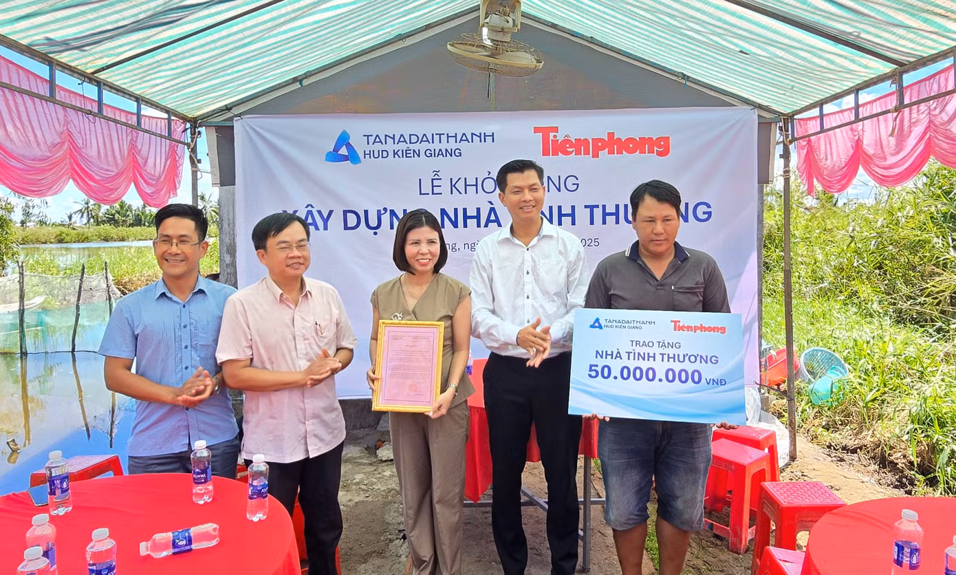 Ông Ngô Phương Vũ – Phó Chủ tịch Ủy ban MTTQ Việt Nam tỉnh Kiên Giang, lãnh đạo Công ty CP Xây dựng HUD Kiên Giang (thuộc Tập đoàn Tân Á Đại Thành), cùng Nhà báo Lê Hữu Việt – Phó Trưởng Văn phòng Báo Tiền Phong tại ĐBSCL, đã trao thư cảm ơn và hỗ trợ xây dựng nhà tình thương trị giá 50 triệu đồng cho anh Phạm Tuấn Võ. Ông Ngô Phương Vũ – Phó Chủ tịch Ủy ban MTTQ Việt Nam tỉnh Kiên Giang, lãnh đạo Công ty CP Xây dựng HUD Kiên Giang (thuộc Tập đoàn Tân Á Đại Thành), cùng Nhà báo Lê Hữu Việt – Phó Trưởng Văn phòng Báo Tiền Phong tại ĐBSCL, đã trao thư cảm ơn và hỗ trợ xây dựng nhà tình thương trị giá 50 triệu đồng cho anh Phạm Tuấn Võ.