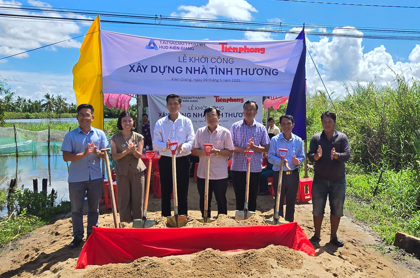 Các đại biểu thực hiện nghi thức khởi công xây dựng nhà. Ảnh: Nhật Huy.