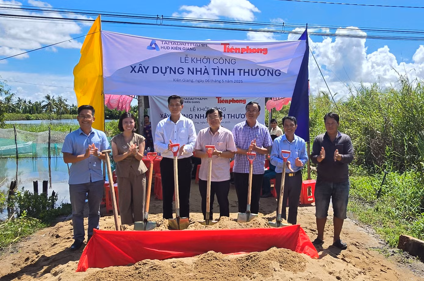 Các đại biểu thực hiện nghi thức khởi công xây dựng nhà. Ảnh: Nhật Huy. Các đại biểu thực hiện nghi thức khởi công xây dựng nhà. Ảnh: Nhật Huy.