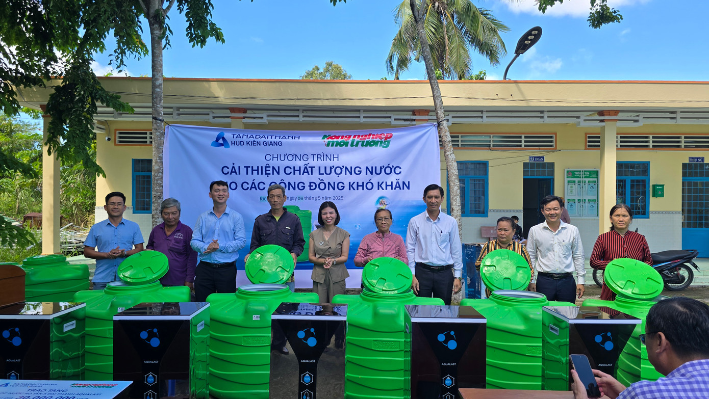 Trao tặng bồn nước, máy lọc nước tại xã Nam Thái, huyện An Biên.