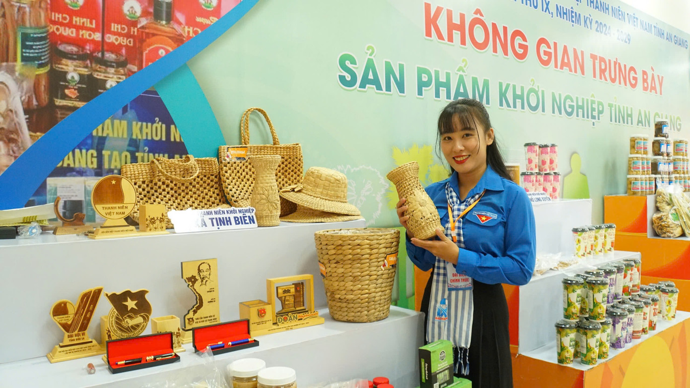 Không gian trưng bày gian sản phẩm khởi nghiệp tỉnh An Giang. Ảnh: Hòa Hội Không gian trưng bày gian sản phẩm khởi nghiệp tỉnh An Giang. Ảnh: Hòa Hội