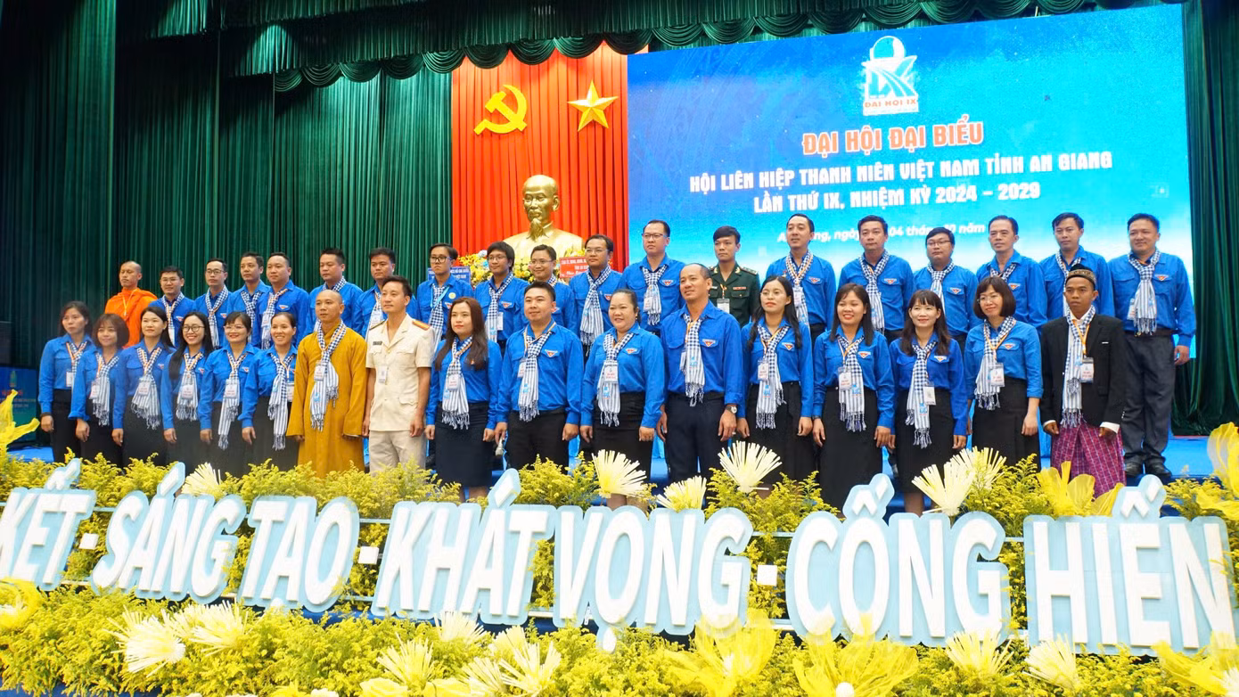 Ủy viên Hội LHTN Việt Nam tỉnh An Giang khóa IX, nhiệm kỳ 2024 - 2029 ra mắt đại hội. Ảnh: Hòa Hội