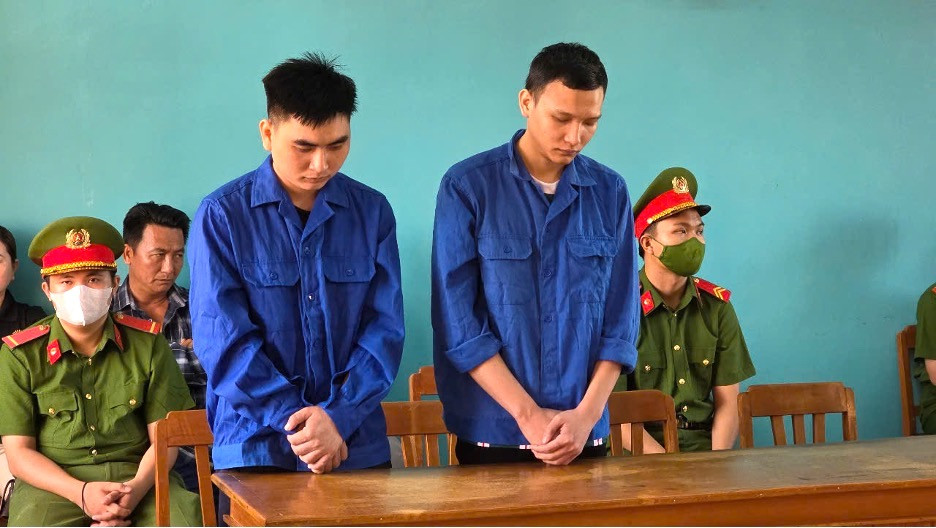 Hai bị cáo tại toà.