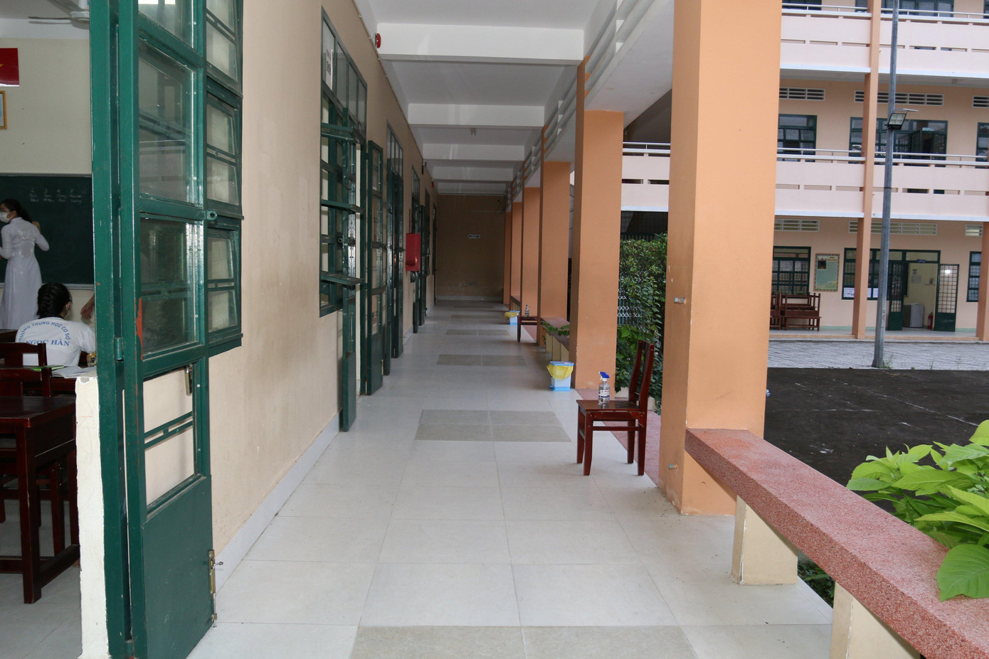 Mỗi đầu dãy lớp học nhà trường bố trí nước rửa tay. Mỗi đầu dãy lớp học nhà trường bố trí nước rửa tay.