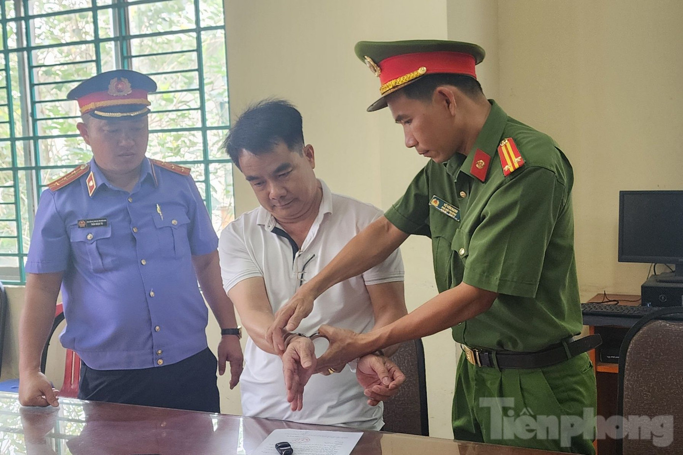 Cơ quan chức năng bắt tạm giam Bùi Văn Hiệu. Ảnh: Văn Vũ. Cơ quan chức năng bắt tạm giam Bùi Văn Hiệu. Ảnh: Văn Vũ.