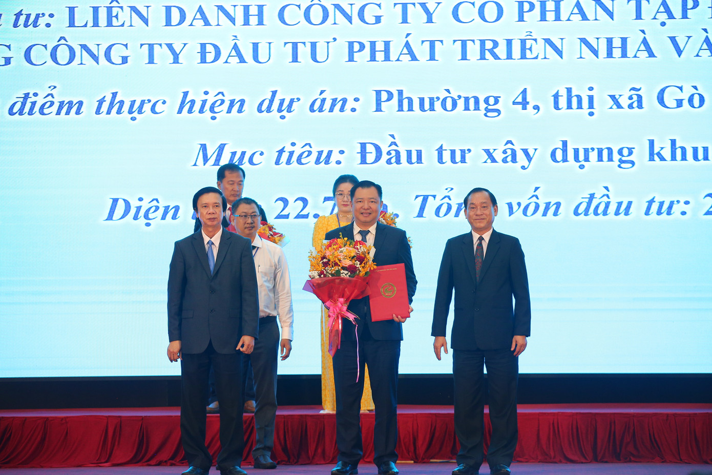 Lãnh đạo tỉnh Tiền Giang trao quyết định chấp thuận chủ trương đầu tư cho các doanh nghiệp.