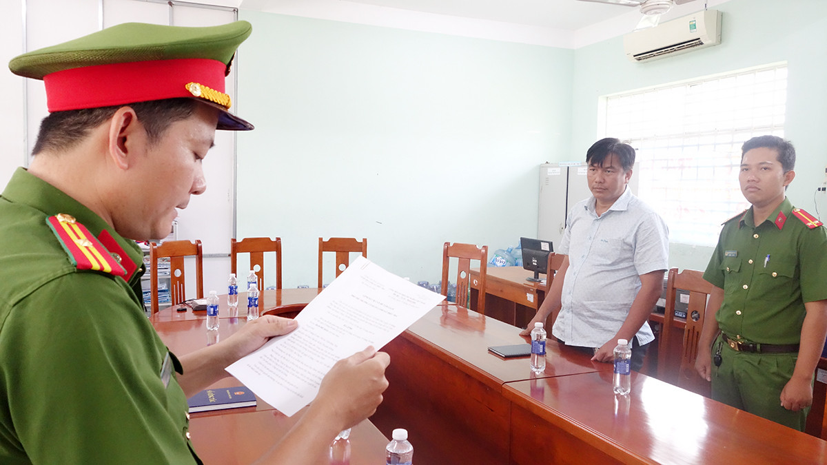 Cơ quan Cảnh sát điều tra Công an tỉnh An Giang thi hành Lệnh bắt tạm giam bị can Trần Phú Hào. Ảnh: Tiến Tầm.