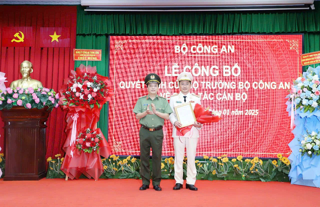 Thứ trưởng Bộ Công an Đặng Hồng Đức (trái) trao quyết định và tặng hoa chúc mừng đại tá Trần Văn Dương (phải). Thứ trưởng Bộ Công an Đặng Hồng Đức (trái) trao quyết định và tặng hoa chúc mừng đại tá Trần Văn Dương (phải).
