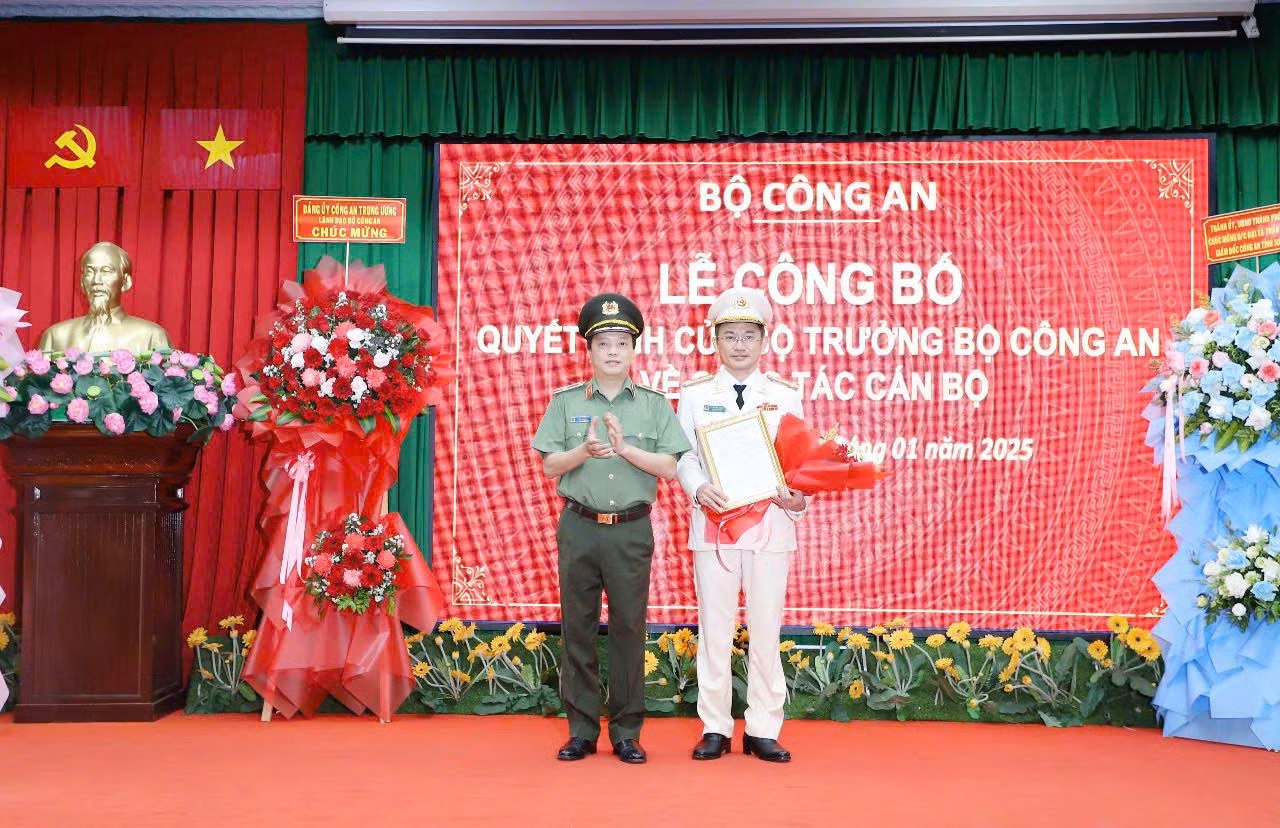 Thứ trưởng Bộ Công an Đặng Hồng Đức (trái) trao quyết định và tặng hoa chúc mừng đại tá Trần Văn Dương (phải). Thứ trưởng Bộ Công an Đặng Hồng Đức (trái) trao quyết định và tặng hoa chúc mừng đại tá Trần Văn Dương (phải).