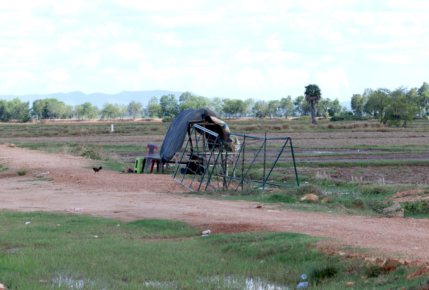 Dọc theo khu vực biên giới, những tổ chốt dã chiến được lập để ngăn chặn người nhập cảnh trái phép.
