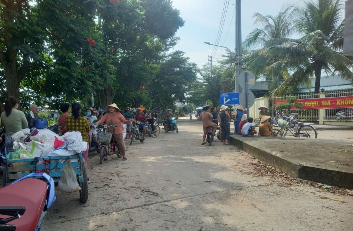 Người dân có mặt trước trụ sở công an xã Mỹ Hội Đông, huyện Chợ Mới để theo dõi xử lý vụ việc. Người dân có mặt trước trụ sở công an xã Mỹ Hội Đông, huyện Chợ Mới để theo dõi xử lý vụ việc.