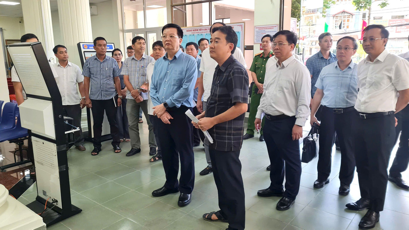 Phó Thủ tướng Mai Văn Chính (áo xanh) kiểm tra vận hành mô hình chính quyền hai cấp.