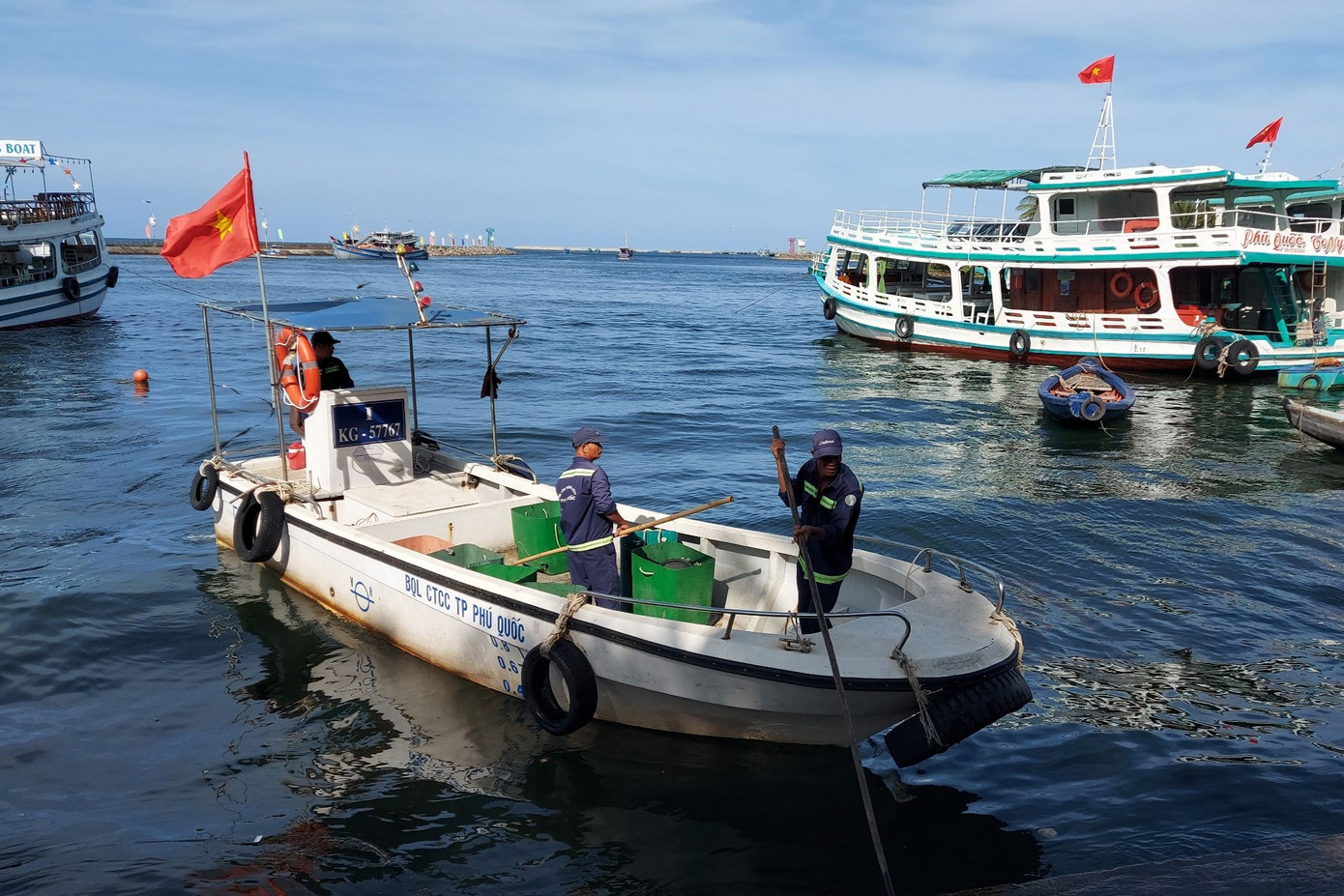 Nếu phát hiện người bỏ rác thải sinh hoạt không đúng nơi quy định, Phú Quốc sẽ xử phạt 100.000 đồng đến 2 triệu đồng/lần. Ảnh: PV.