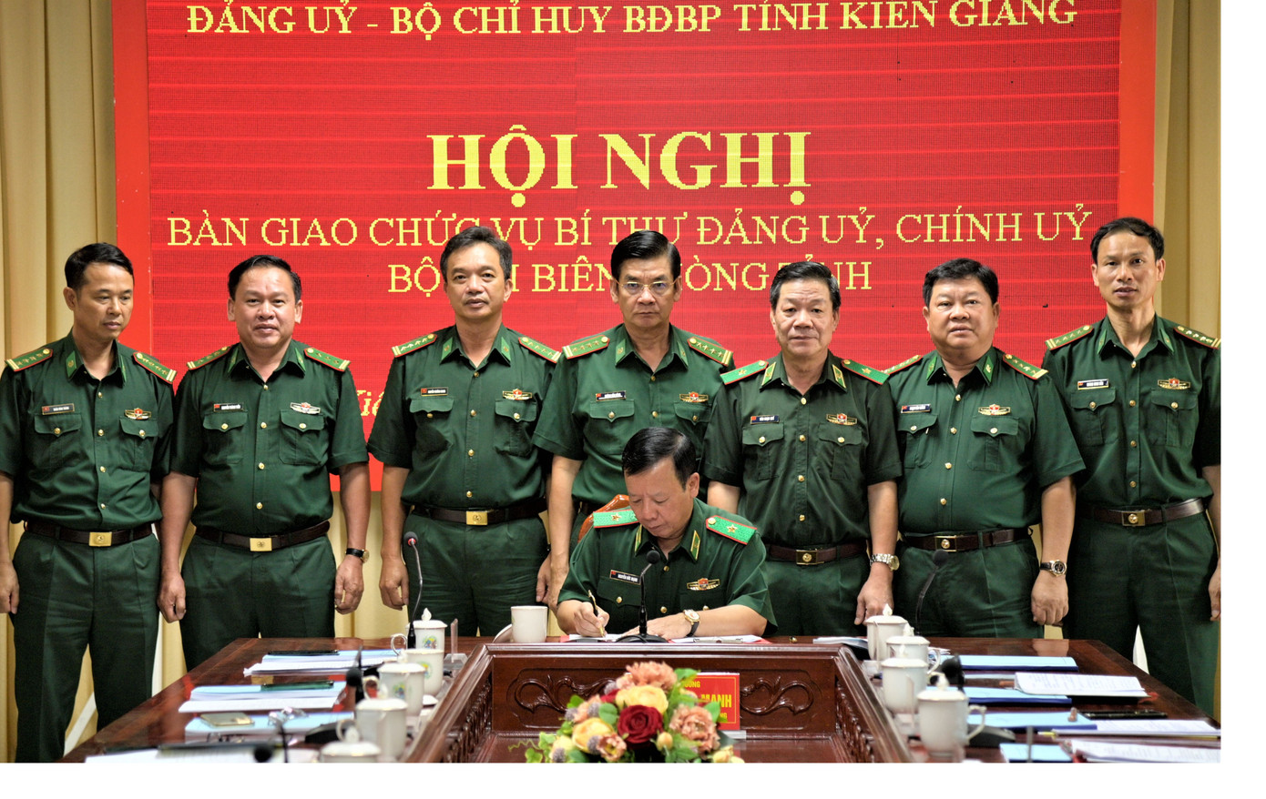 Đại tá Doãn Đình Tránh (bìa trái) - Chủ nhiệm UBKT Đảng ủy, Phó Chính ủy, phụ trách Chính ủy BĐBP tỉnh Kiên Giang. Ảnh: Tiến Vinh.