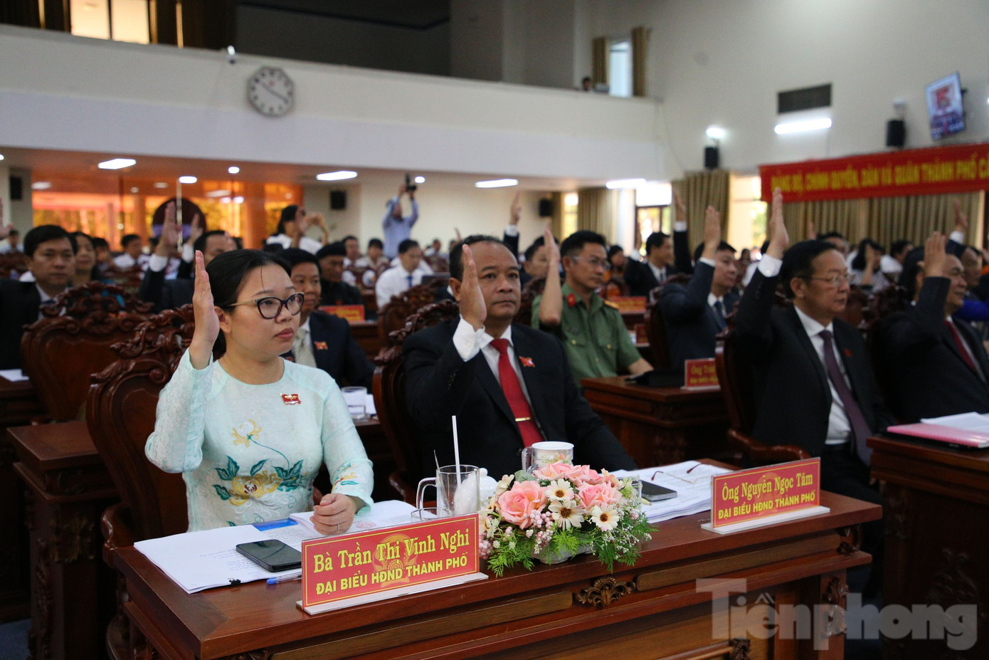 Đại biểu HĐND TP. Cần Thơ biểu quyết thông qua dự thảo nghị quyết. Đại biểu HĐND TP. Cần Thơ biểu quyết thông qua dự thảo nghị quyết.