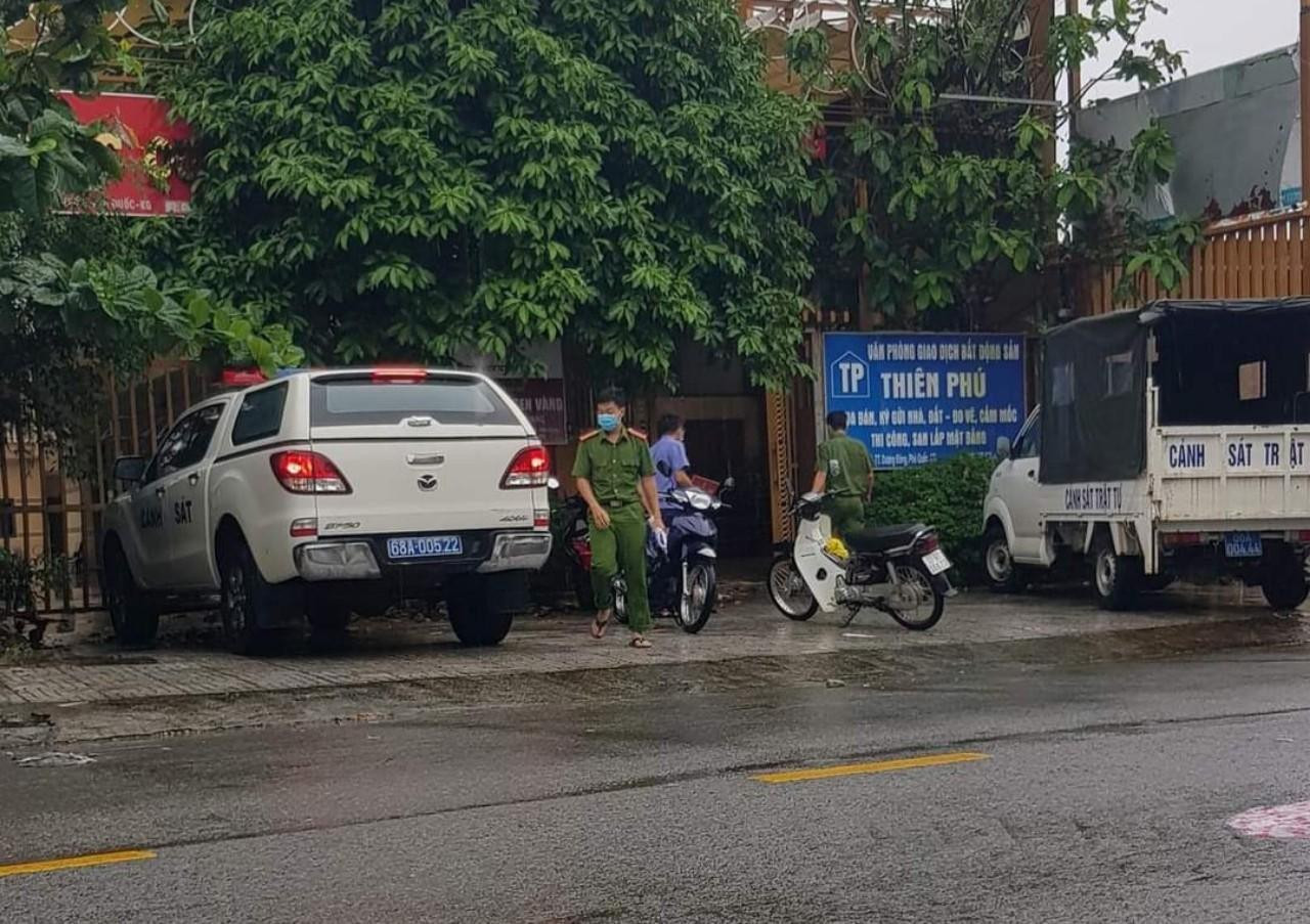 Công an khám nghiệm hiện trường vụ việc. Công an khám nghiệm hiện trường vụ việc.