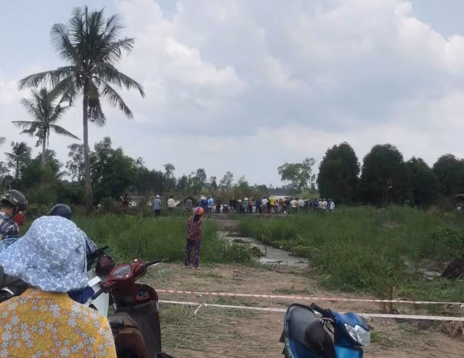 Hiện trường phát hiện thi thể ông U. tử vong dưới vuông tôm. Hiện trường phát hiện thi thể ông U. tử vong dưới vuông tôm.