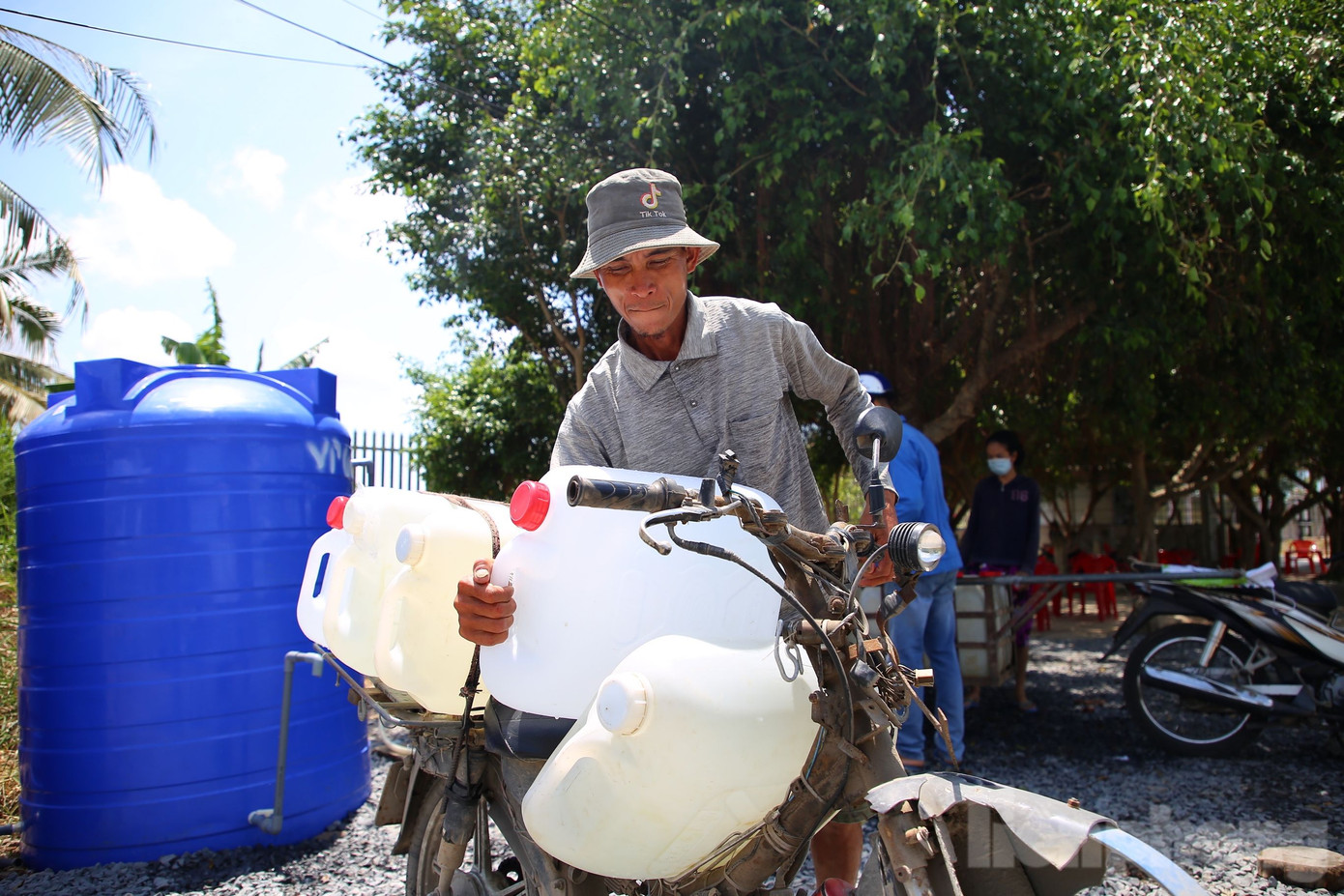 Ông Nguyễn Văn Quí cho biết thêm, trước tình hình trên, huyện cũng đã bố trí 64 vòi nước công cộng (trên địa bàn 11 xã và 1 thị trấn) để phục vụ nhu cầu sinh hoạt của người dân.