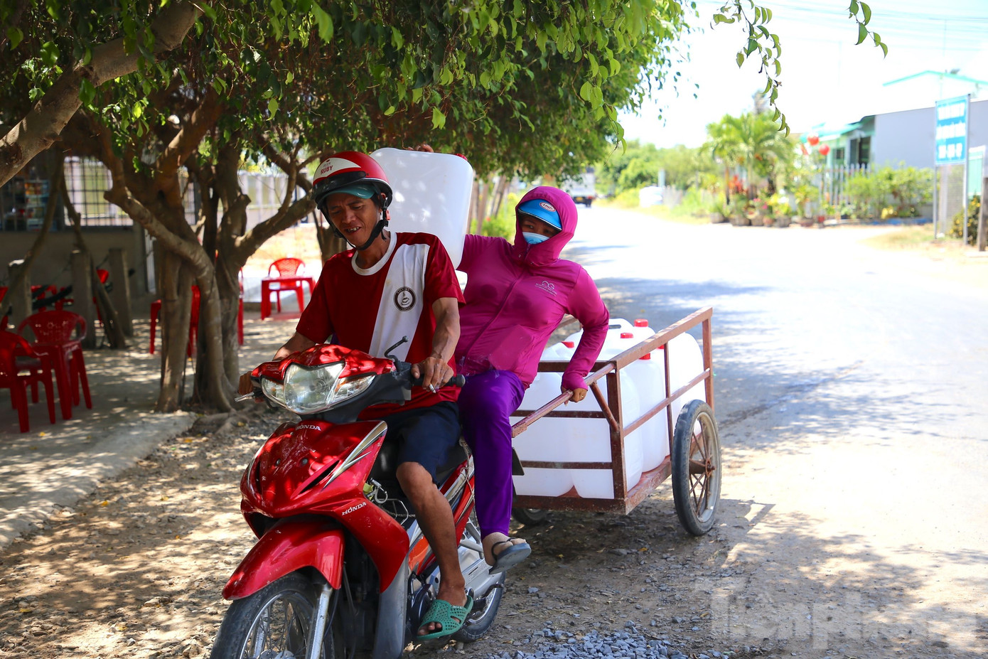 Dưới nắng trưa gay gắt, bà Nguyễn Thị Lan, ngụ ấp Ngãi Trí, xã Phước Trung cùng chồng chở 10 can nhựa (loại 30 lít) đến điểm chờ lấy nước ngọt. Bà Lan cho biết, do không có nước sử dụng nên nhiều ngày qua, gia đình mua 10 can nhựa với giá gần 500.000 đồng để hứng nước. “Nước ngọt ở đây giờ khan hiếm lắm do nước dưới kênh giờ đâu còn giọt nào. Nhà tôi nuôi bò, dê, không có nước cho uống cũng vất vả lắm", bà Lan bộc bạch.