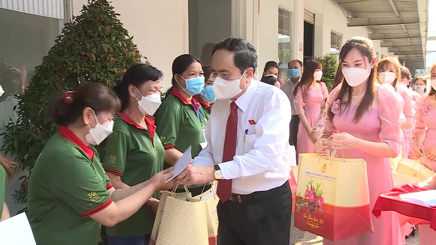 Phó Chủ tịch Thường trực Quốc hội Trần Thanh Mẫn thăm, tặng quà tại Kiên Giang.