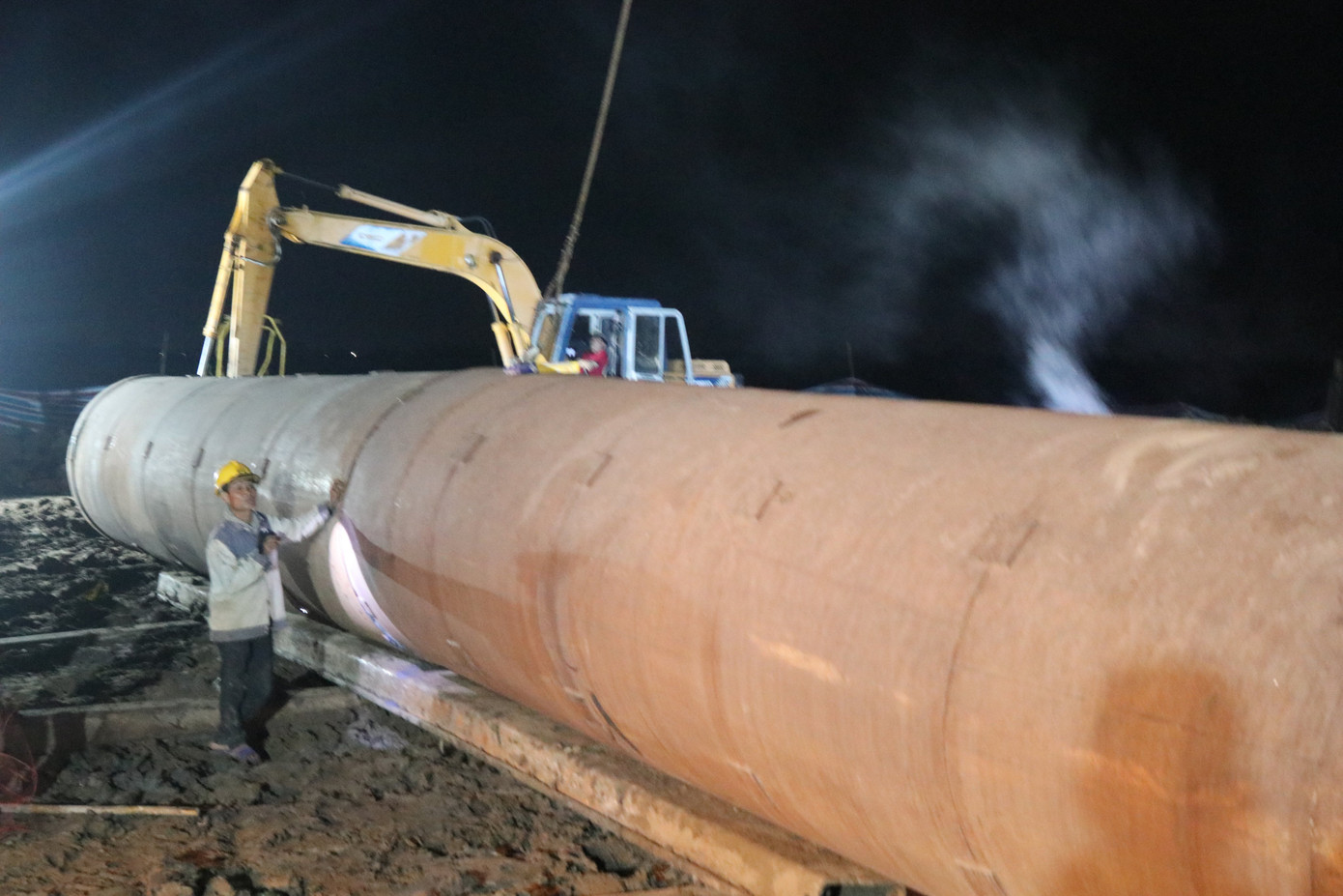 Rạng sáng 3/1, ống thép lớn được đưa đến hiện trường.