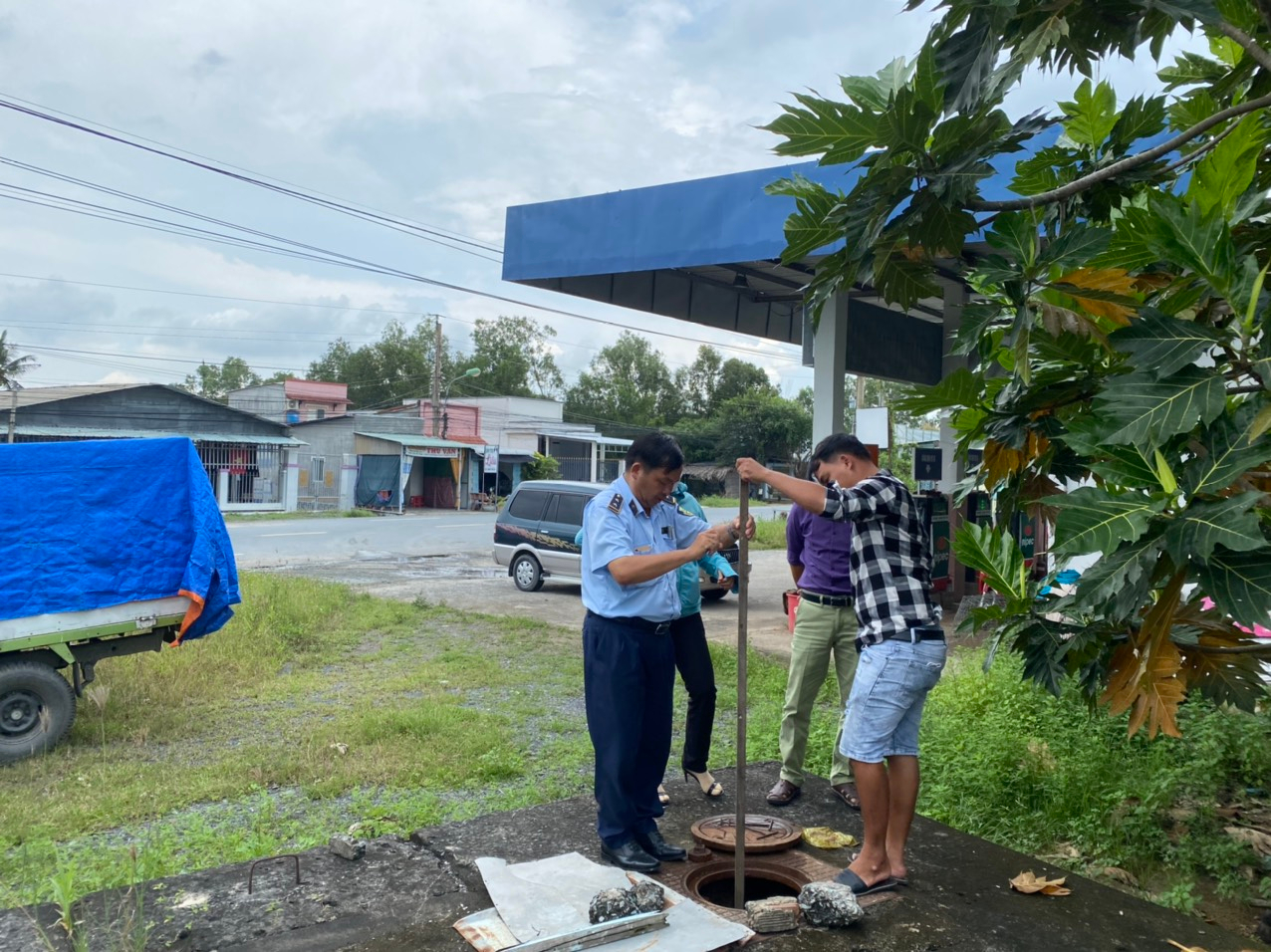 Cục QLTT tỉnh Tiền Giang giám sát cửa hàng bán lẻ xăng dầu (Ảnh: Cục QLTT TG). Cục QLTT tỉnh Tiền Giang giám sát cửa hàng bán lẻ xăng dầu (Ảnh: Cục QLTT TG).