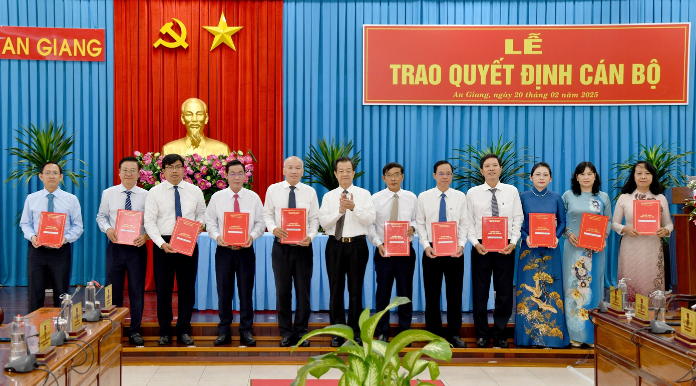 Bí thư Tỉnh ủy An Giang Lê Hồng Quang trao quyết định công tác cán bộ. Ảnh: Cổng thông tin An Giang.