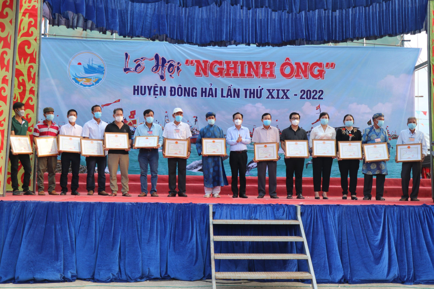 Ông Phạm Văn Thiều, Chủ tịch UBND tỉnh Bạc Liêu khen thưởng vì có thành tích đóng góp trong giữ gìn, phát triển Lễ hội Nghinh Ông Đông Hải.