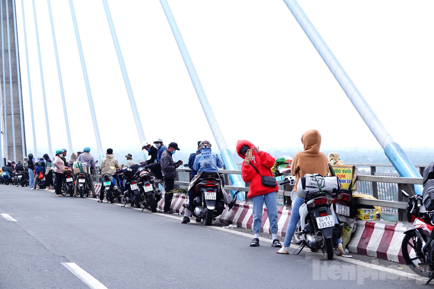 Tuy nhiên, nhiều trường hợp người dân dừng xe máy trên cầu Mỹ Thuận 1 để nghỉ ngơi, chụp ảnh tiềm ẩn rủi ro, mất an toàn giao thông.