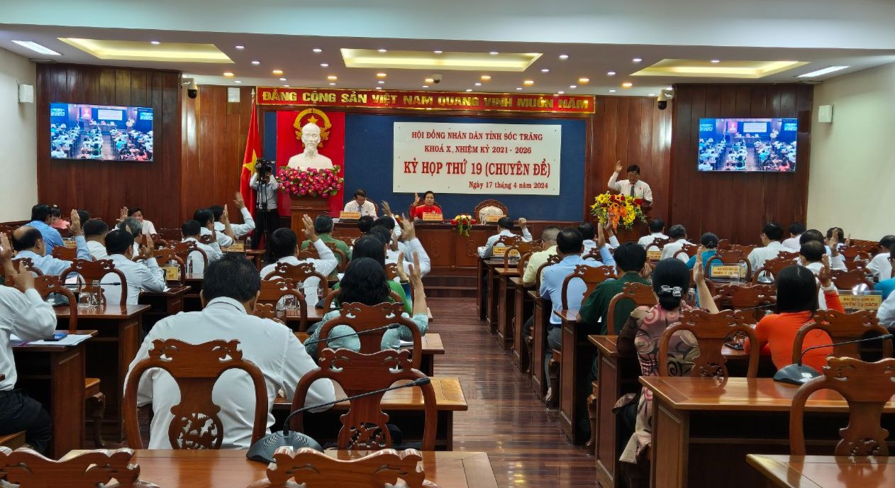 Đại biểu HĐND tỉnh Sóc Trăng biểu quyết thông qua dự thảo nghị quyết.