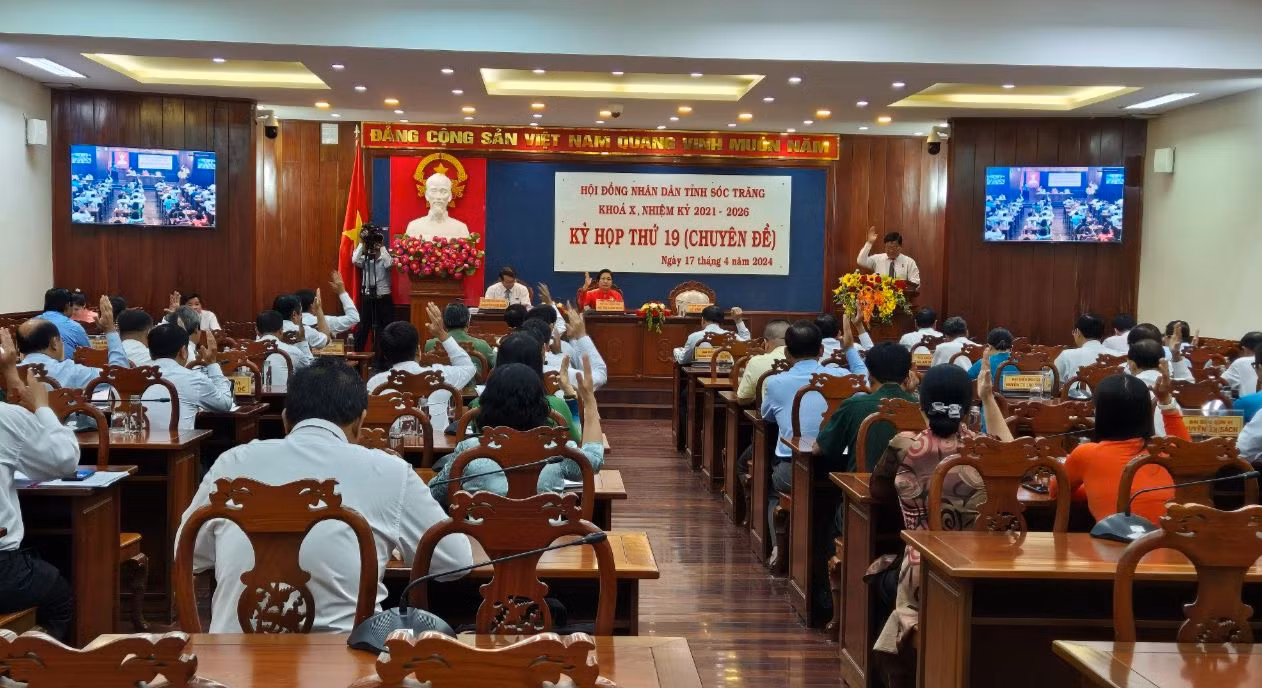 Đại biểu HĐND tỉnh Sóc Trăng biểu quyết thông qua dự thảo nghị quyết.
