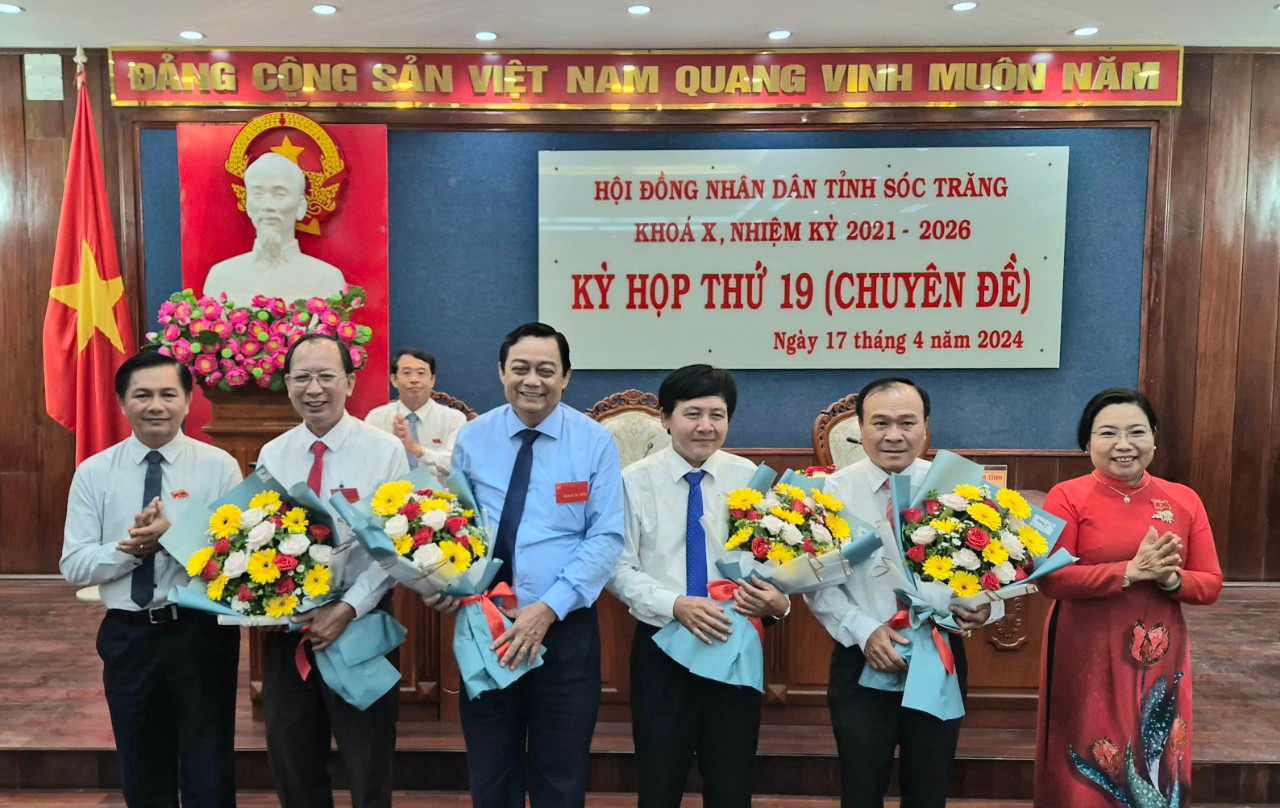 Lãnh đạo Tỉnh uỷ, UBND tỉnh Sóc Trăng tặng hoa cho các đồng chí nhận nhiệm vụ mới. Ảnh: P.V