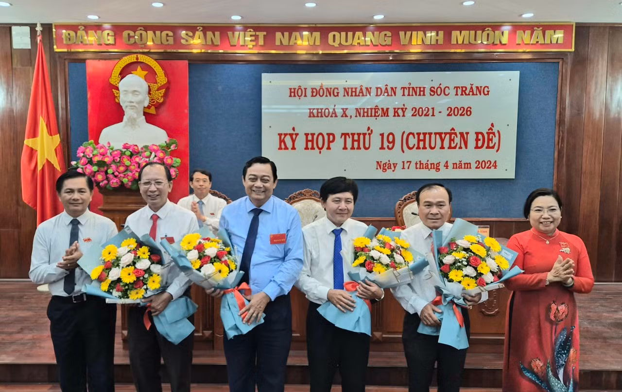 Lãnh đạo Tỉnh uỷ, UBND tỉnh Sóc Trăng tặng hoa cho các đồng chí nhận nhiệm vụ mới. Ảnh: P.V