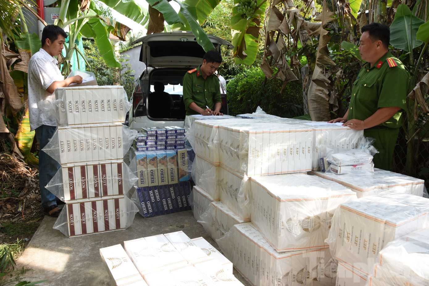 Lực lượng làm nhiệm vụ kiểm tra số thuốc lá điếu nhập lậu trên xe ô tô 51K - 693.47. Ảnh Trọng Tín.