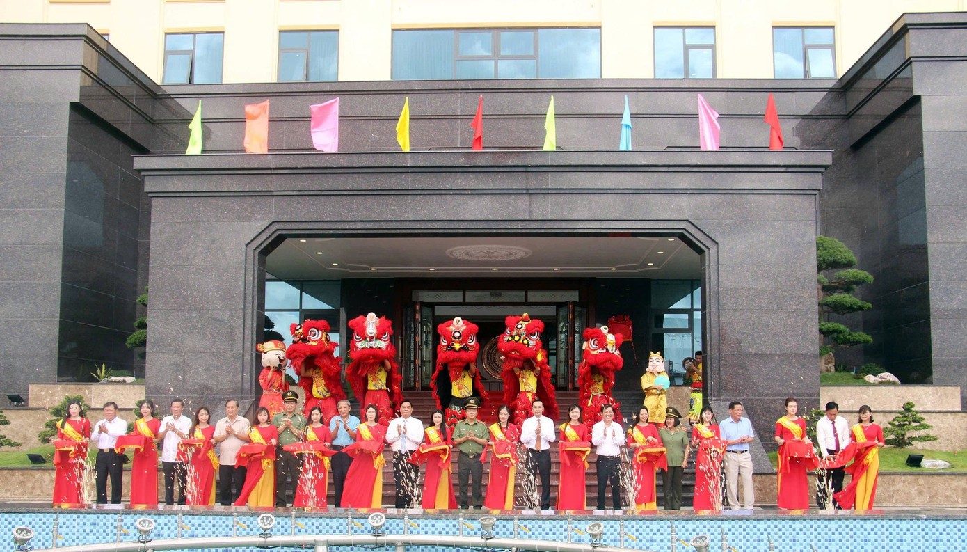 Đại biểu cắt băng khánh thành công trình trụ sở Công an tỉnh Kiên Giang.