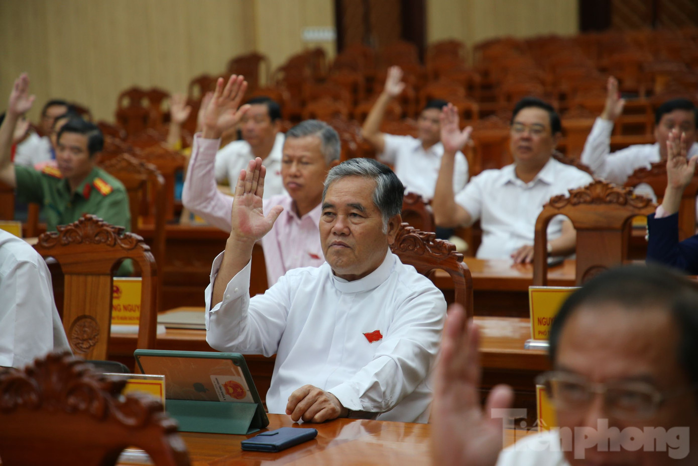 Đại biểu HĐND tỉnh Kiên Giang biểu quyết thông qua các dự thảo nghị quyết.