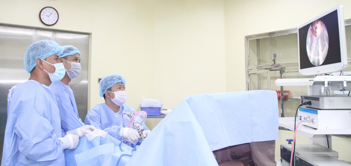 Các bác sĩ thực hiện nội soi cho bệnh nhân. Các bác sĩ thực hiện nội soi cho bệnh nhân.