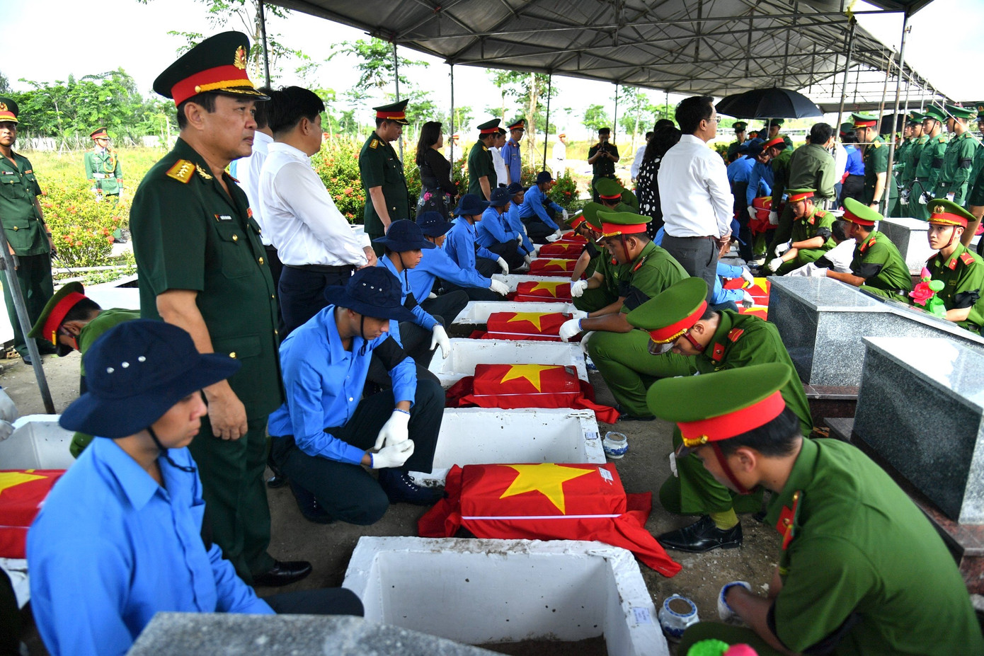 Nghi thức an táng 28 hài cốt liệt sĩ. (Ảnh: Phương Vũ) Nghi thức an táng 28 hài cốt liệt sĩ. (Ảnh: Phương Vũ)