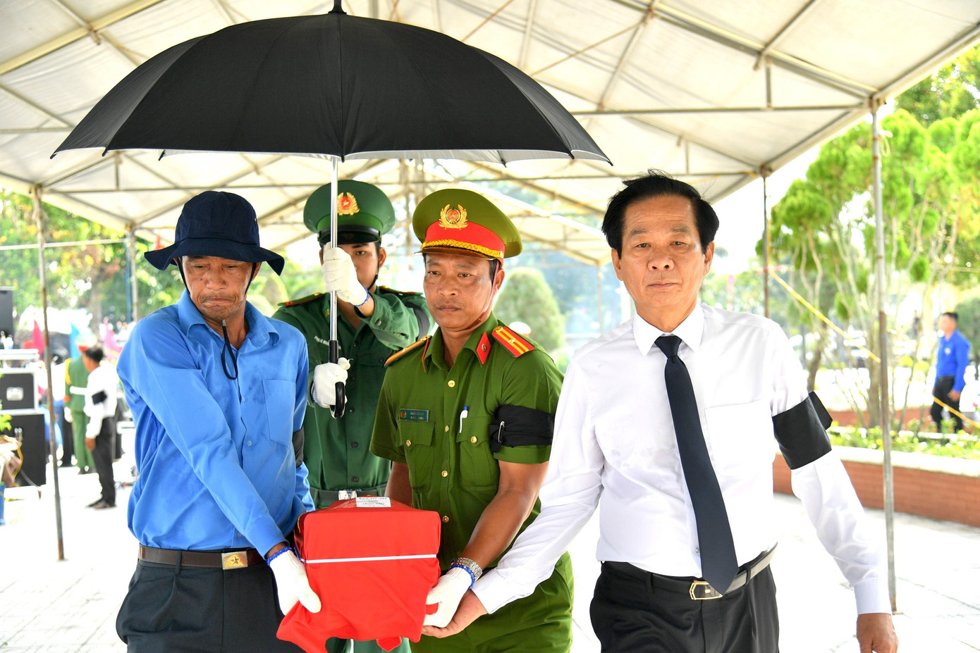 Bí Thư Tỉnh ủy Kiên Giang Đỗ Thanh Bình tiễn đưa hài cốt liệt sĩ về nơi an táng. Bí Thư Tỉnh ủy Kiên Giang Đỗ Thanh Bình tiễn đưa hài cốt liệt sĩ về nơi an táng.