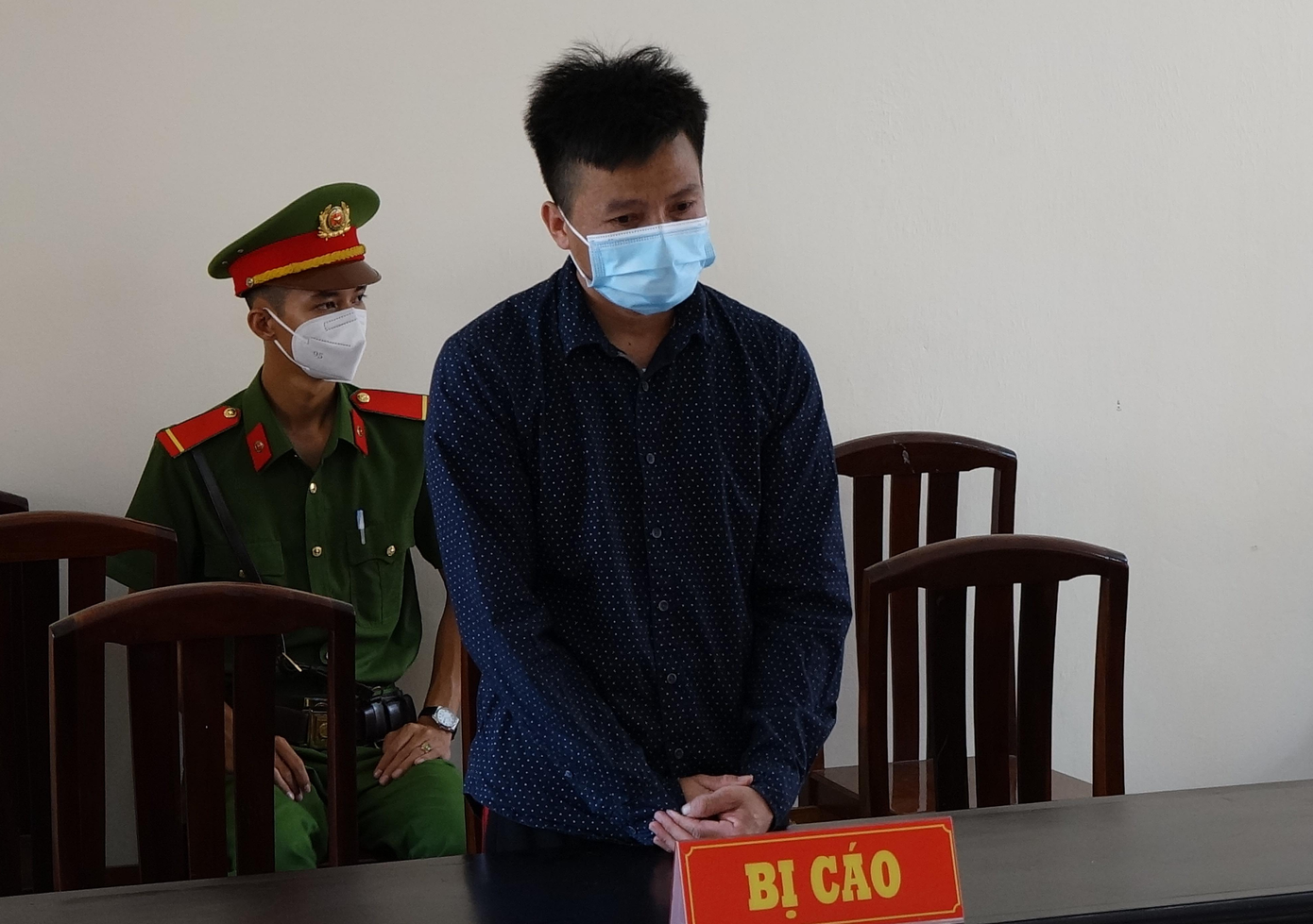 Bị cáo Lê Hoàng Em tại phiên toà. Ảnh: Văn Vũ.