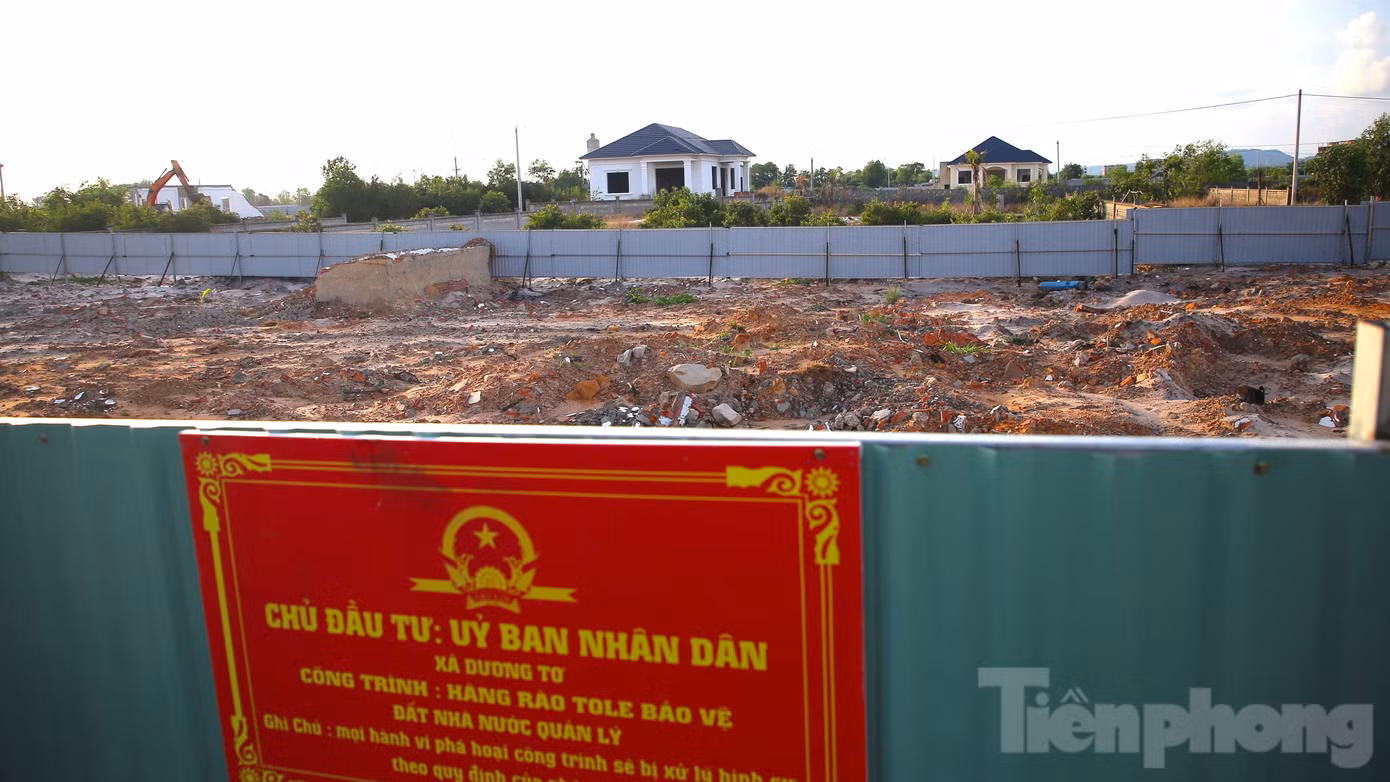 Tại các nền đất có biệt thự bị cưỡng chế, tháo dỡ được bao quanh bởi các hàng rào tôn, bên ngoài có tấm bảng ghi dòng chữ "công trình: hàng rào tole bảo vệ, đất do nhà nước quản lý.