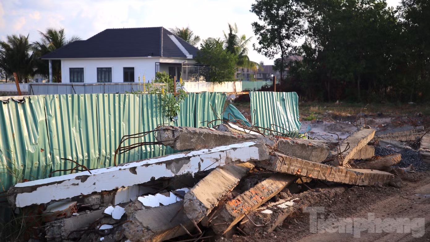 Các căn biệt thự sau khi bị cưỡng chế, tháo dỡ sẽ được lực lượng chức năng di dời các vật dụng ra khỏi hiện trường, phần còn lại chỉ là những bãi đất trống.