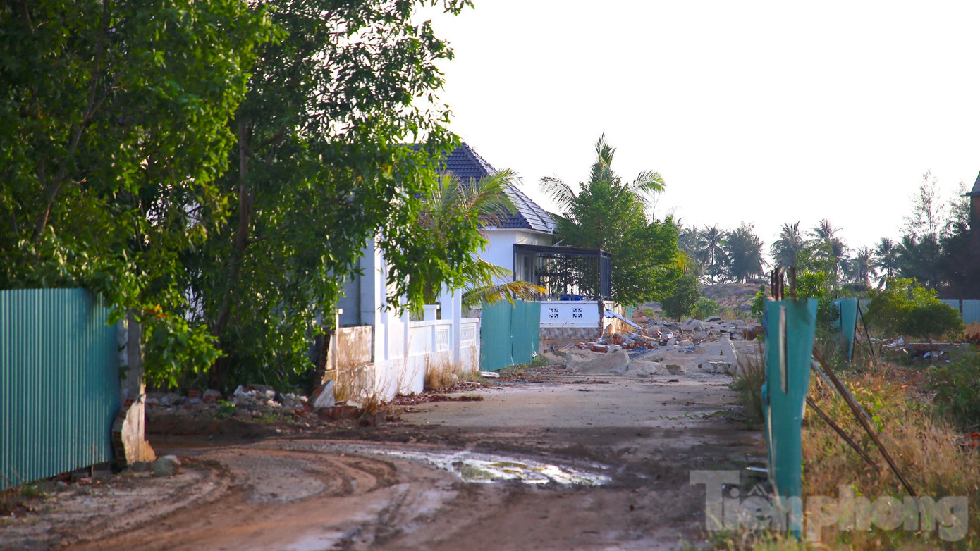 Con đường nội bộ bên trong khu biệt thự có chiều rộng từ 6-8m, được lực lượng chức năng dùng xe cơ giới phá hủy do xây dựng trái phép. Tuy nhiên, có một vài căn biệt thự hiện vẫn có người sinh sống.