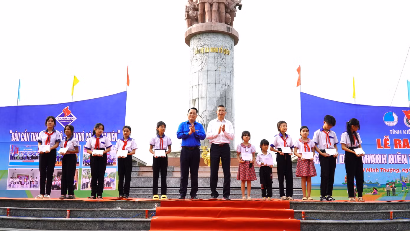 Trao học bổng cho học sinh vượt khó học tốt.