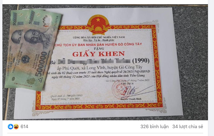 Một phụ nữ dưới 35 tuổi ở Tiền Giang được khen thưởng do sinh đủ 2 con. Ảnh: MXH.