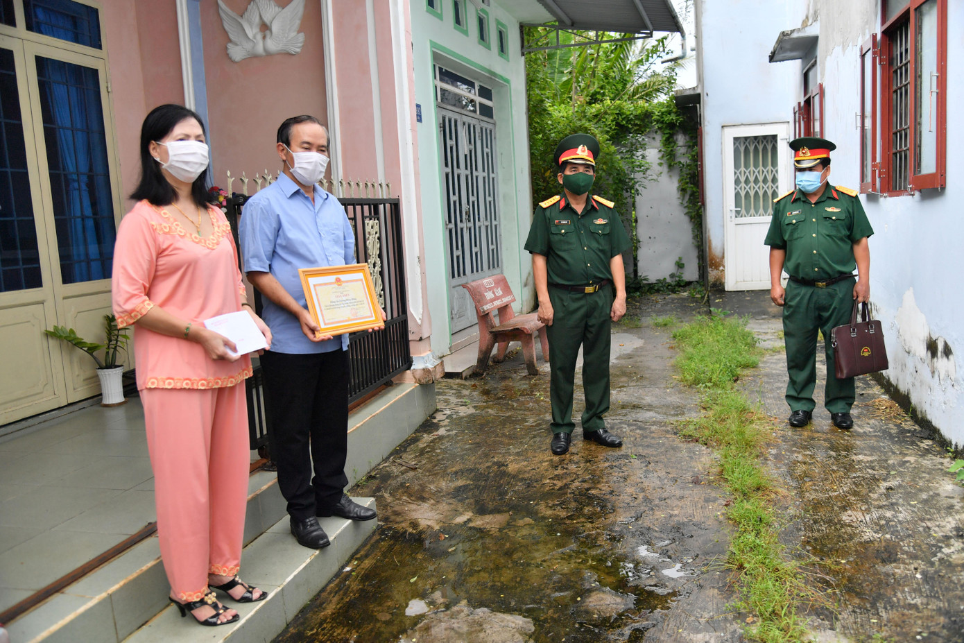 Cha mẹ của chiến sĩ Đ. đại diện nhận giấy khen từ Bộ Chỉ huy Quân sự tỉnh Kiên Giang. Ảnh:P. Vũ. Cha mẹ của chiến sĩ Đ. đại diện nhận giấy khen từ Bộ Chỉ huy Quân sự tỉnh Kiên Giang. Ảnh:P. Vũ.