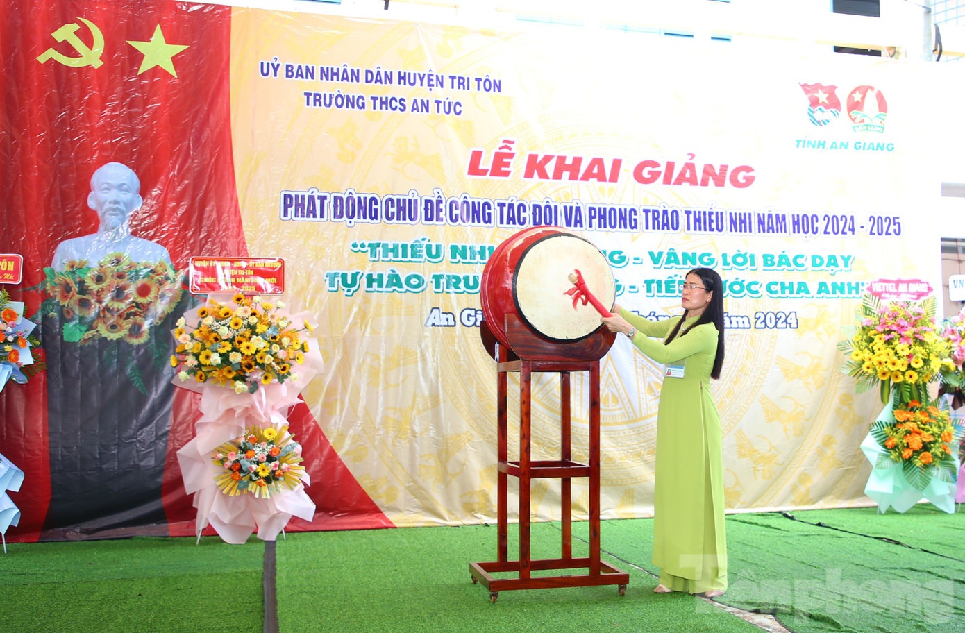 Cô Trần Thị Bích Thục - Hiệu trưởng Trường THCS An Tức đánh trống khai giảng năm học mới.