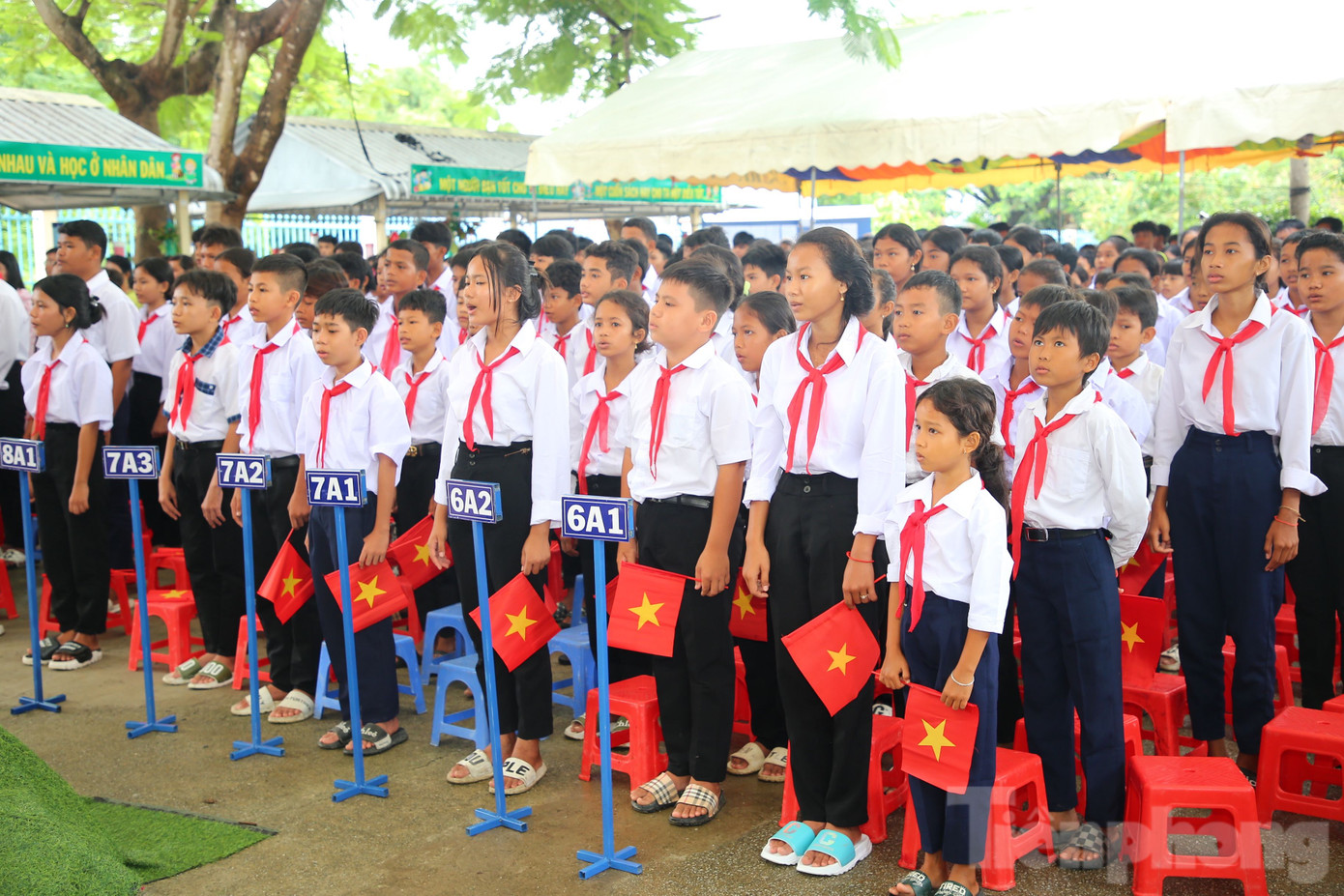 Trường THCS An Tức có 350 học sinh, trong đó có trên 96% là học sinh dân tộc thiểu số.