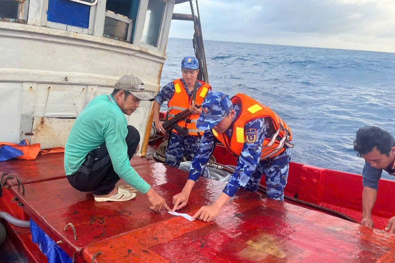 Cảnh sát biển 4 niêm phong kho dầu trên Tàu CM 92519 TS.