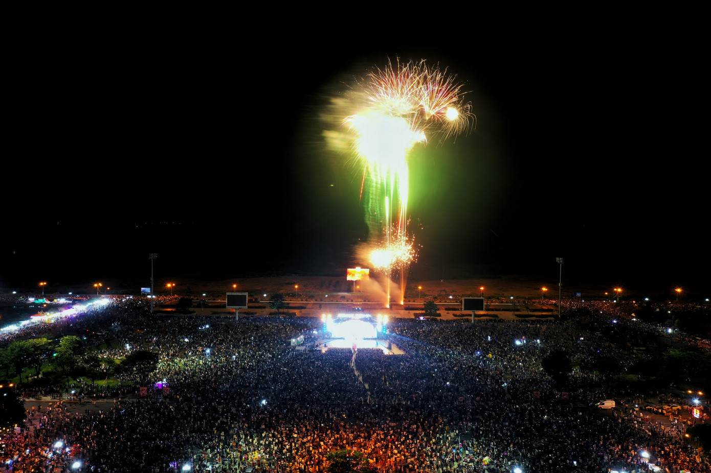 Đúng 22 giờ ngày 21/1, tại Quảng trường Trần Quang Khải (TP. Rạch Giá, tỉnh Kiên Giang) hàng ngàn người dân mãn nhãn với màn bắn pháo hoa tuyệt đẹp chào mừng năm mới.